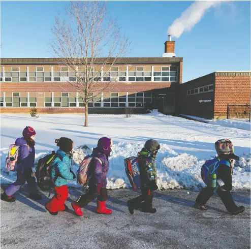  ?? BLAIR GABLE / reuters ?? Students return to in-class learning at Vincent Massey Public School in Ottawa
on Monday after a four-week COVID-19 lockdown.