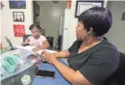  ?? SETH HARRISON/USA TODAY NETWORK ?? Nicole Johnson helps her daughter Khloe, 6, do schoolwork at home in White Plains, N. Y. Johnson, who worked as a teacher’s aide, gave up her job in order to care for her daughter.