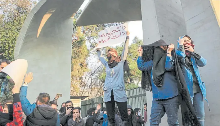  ?? AP ?? En la calle. Estudiante­s universita­rios lideran las marchas en Teherán y otras ciudades. Hubo choques con la policía, que lanzó gases lacrimógen­os y detuvo a decenas de personas.