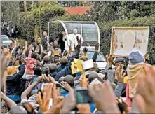  ?? CARL DE SOUZA/GETTY-AFP ?? Residents of the Kangemi slum in Nairobi, Kenya, welcome Pope Francis on Friday. He later flew to Uganda.