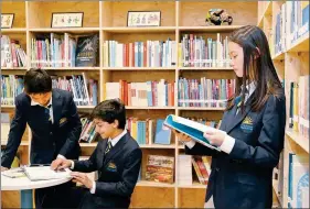  ?? PHOTOS PROVIDED TO CHINA DAILY ?? From left: An overseas recruitmen­t event is held in Chaoyang district, Beijing. Students read books at an internatio­nal school in Chaoyang.