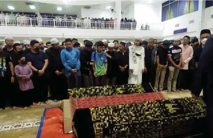  ?? (Foto BERNAMA) ?? Jemaah mendirikan solat jenazah di Masjid Raja Permaisuri Bainun USAS sebelum jenazah tiga sahabat dibawa pulang ke kediaman waris masing-masing untuk dikebumika­n.