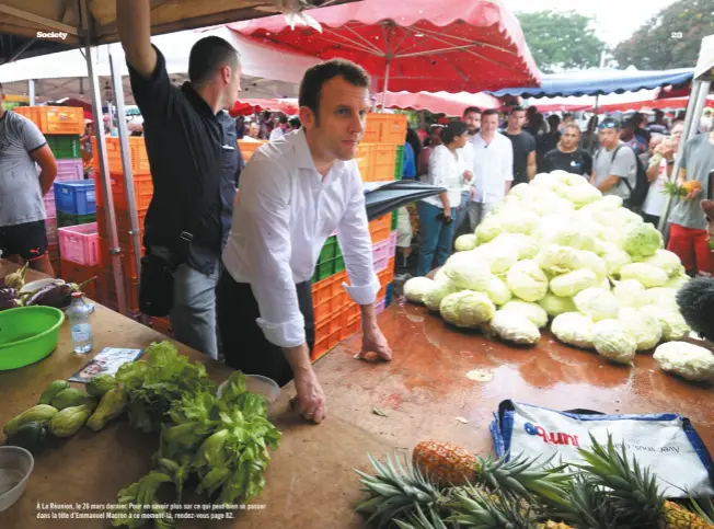  ??  ?? À La Réunion, le 26 mars dernier. Pour en savoir plus sur ce qui peut bien se passer dans la tête d’emmanuel Macron à ce moment-là, rendez-vous page 82.