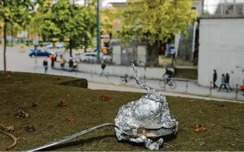  ?? Foto: Silvio Wyszengrad ?? Der Platz am Oberhauser Bahnhof gilt als Treff in der Süchtigens­zene. Dort wird auch mit Drogen gehandelt. Die Kriminalpo­lizei hat nun acht Personen verhaftet, die einem Drogenring angehören sollen. Auch die Szene am Oberhauser Bahnhof wurde offenbar teils von ihnen versorgt.