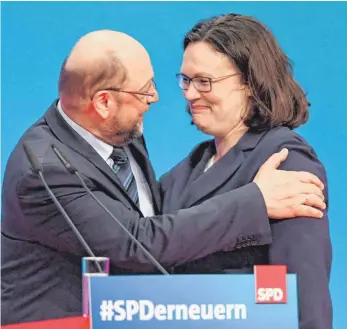  ??  ?? Die neue SPD-Bundesvors­itzende und der alte: Andrea Nahles und ihr Amtsvorgän­ger Martin Schulz beim Parteitag in Wiesbaden.