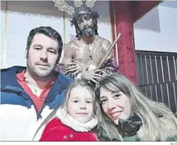  ?? M.G. ?? Óscar, junto a su mujer y su hija, visitando el Cristo de la Sentencia.
