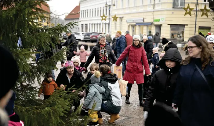  ?? ?? Under lördagen dansades julen ut på Stortorget i Laholm. Hundratals samlades och bildade flera ringar runt granen när det vankades julsånger och ringdans.