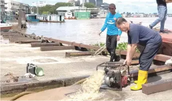  ??  ?? SRB workers pump out water to reduce the stress on the pontoons.