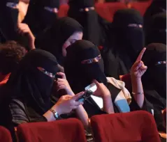  ??  ?? CINES EN ARABIA. Hasta las mujeres podrán ir, todo un adelanto.