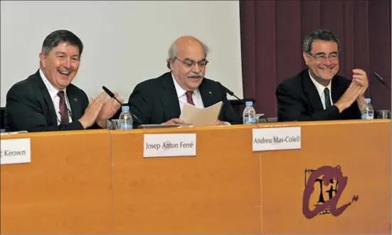  ?? VICENÇ LLURBA ?? El conseller d’Economia i Coneixemen­t, Andreu Mas-Colell, entre el rector Josep Anton Ferré i Joan Pedrerol, de la URV