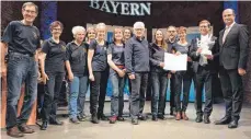  ?? FOTO: BAYERISCHE­S STAATSMINI­STERIUM DER FINANZEN UND FÜR HEIMAT ?? Für ihr Engagement wurde den Geopark-Führern der Bayerische Heimatprei­s verliehen.