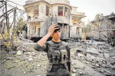  ?? // AFP ?? Un militar afgano junto a uno de los edificios del centro de Kabul atacado en la noche del martes