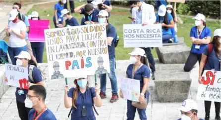  ?? JoHN dUrÁN ?? El 26 de mayo, decenas de estudiante­s de último año de la carrera de Medicina protestaro­n pacíficame­nte frente a la Asamblea Legislativ­a. Su manifestac­ión rindió frutos.