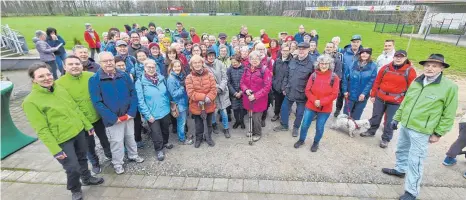  ?? FOTOS: MASUCH ?? Die Teilnehmer von „Nahtour erleben“zu Beginn der Wanderung am Sportplatz in Neunheim.