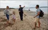  ??  ?? Les policiers font preuve de pédagogie. Ici auprès de Damien, Camille et leur fille Maxime.