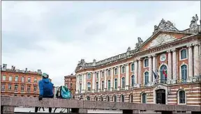  ??  ?? Un livreur sur la place du Capitole à Toulouse.