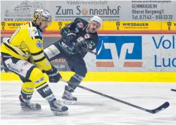  ?? FOTO: IMAGO ?? In der vergangene­n Saison spielte Robin Just (rechts) noch für Bietigheim in der DEL 2 (hier gegen Bayreuths Felix Linden), jetzt geht er für Ravensburg auf Torejagd.