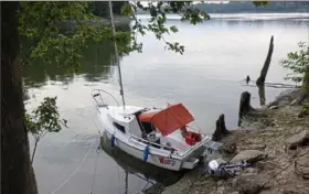  ?? Dennis Simpson ?? Dennis Simpson camped on the Ohio River near Carrollton, Ky., while attempting to sail the length of the Ohio River this summer. A broken motor forced him to skip part of the trip, but he reached the Mississipp­i River on July 29.