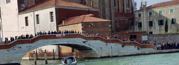  ?? (foto Vision) ?? In fila come in Basilica La lunga coda di ieri mattina al pontile per Burano e per il cimitero (foto sindacato Sgb) e la coda in stazione per San Marco