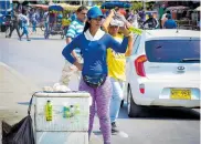  ??  ?? Una mujer vende bebidas en la calle 30.