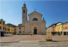  ??  ?? La piazza di Brescello (Reggio Emilia), patria di Peppone e Don Camillo. Più in alto, i pannelli informativ­i con gli itinerari proposti dall’iniziativa Sei in un Paese meraviglio­so.