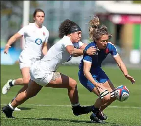  ??  ?? Marjorie Mayans (à dr.) et les Bleues ont perdu face à l’angleterre, samedi.