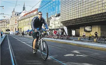  ?? Foto: František Vlček, MAFRA ?? Kolem proti smogu Magistrát během Evropského týdne mobility v rámci projektu Čistou stopou Prahou pořádá 22. září Den bez aut. Letos vozy nesměly na Národní třídu.