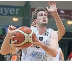  ?? FOTO: UM (ARCHIV) ?? Tim Schönborn und seine Teamkolleg­en von den Giants sinnen auf Revanche gegen die Baskets Elchingen.