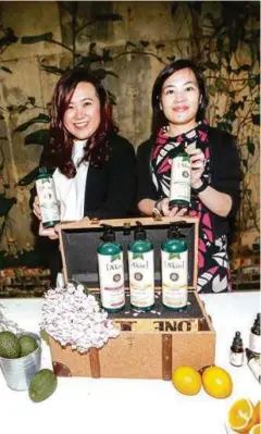  ??  ?? KETUA Bahagian Kecantikan Datta Shree Samantha Lim (kiri) dan Ketua Kesihatan Guardian Wong Vai Chi ketika pelancaran produk.