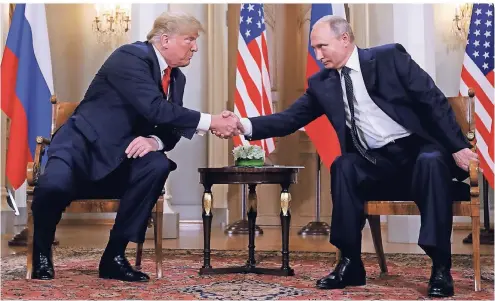  ?? FOTO: RTR ?? US-Präsident Donald Trump und sein russischer Kollege Wladimir Putin treffen sich im finnischen Präsidente­npalast in Helsinki.