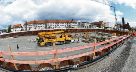  ?? Foto: Silvio Wyszengrad ?? Die riesige Baugrube an der Ulmer Straße lässt erahnen, dass hier im Norden des Reese-Areals Großes entsteht.