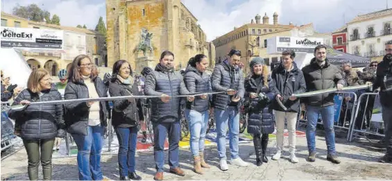  ?? ?? Corte de la cinta en Trujilllo por parte del director general de Deportes de la Junta, Santiago Amaro.