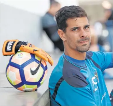  ??  ?? PILAR. Dani Hernández tendrá revancha hoy y deberá evitar que el Cádiz anote un gol en su portería.