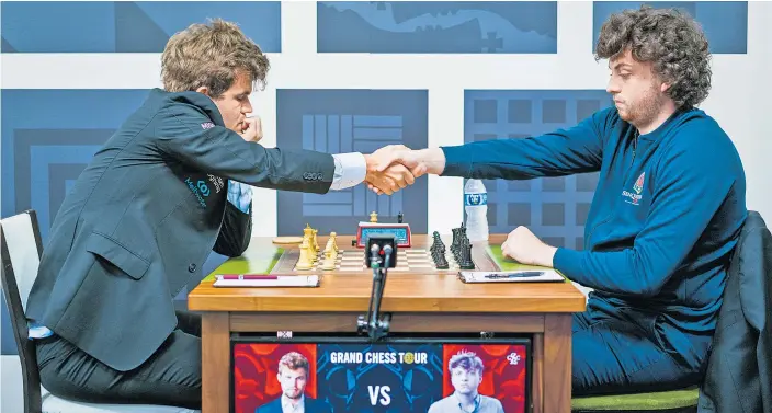  ?? ?? Vor ihrem Duell in St. Louis gab es den Handshake zwischen Magnus Carlsen (links) und Hans Niemann. Danach gab es Carlsens Rückzug und einen Tweet. Jetzt gibt es einen Skandal.