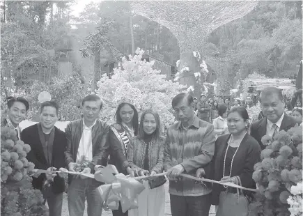  ?? Photo by Jean Nicole Cortes ?? CHRISTMAS VILLAGE OPENING. Baguio Congressma­n Go, Mayor Mauricio Domogan, Vice Mayor Edison Bilog, Department of Tourism – CAR OIC Jovi Ganongan, Nida Whybrow and Baguio Country Club general manager Anthony De Leon cuts the ribbon to formally open the Christmas village at the BCC.