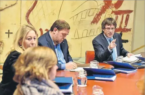  ?? ÀLEX GARCIA ?? Carles Puigdemont s’adreça als consellers en un moment de la reunió del Govern d’ahir