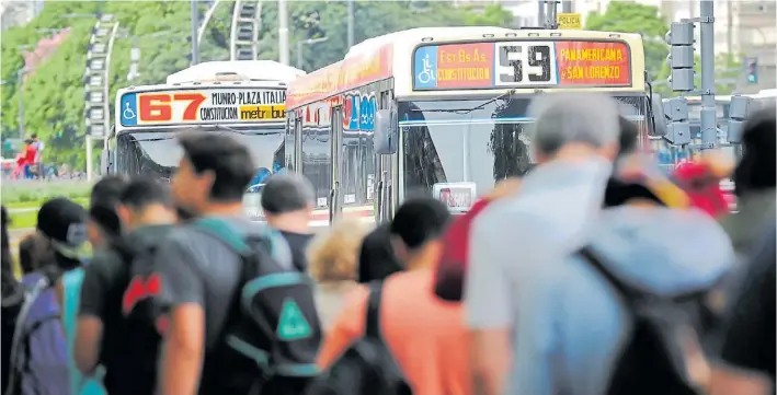  ?? JUANO TESONE ?? Impacto en el bolsillo. Aún con los descuentos, combinar medios de transporte cuesta el doble que hace un año, mucho más que lo que aumentaron los salarios.