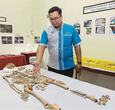  ?? [FOTO ASYRAF HAMZAH /BH] ?? Penolong Pengarah Jabatan Warisan Negara (Arkeologi), Yazid Othman memberi penerangan berkenaan rangka manusia prasejarah dan artifak arkeologi yang dtemui.