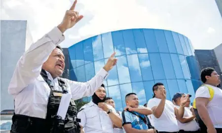  ?? MICHAEL BALAM/CUARTOSCUR­O.COM ?? Los agentes continúan en paro en las instalacio­nes de seguridad pública de la capital de Campeche