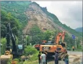  ?? WANG JING / CHINA DAILY ?? Workers prepare for road clearing work at a landslide site in Beijing’s Fangshan district on Saturday.