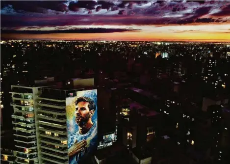  ?? (ROSARIO, 20 OCTOBRE 2022/LUIS ROBAYO/AFP) ?? Une vue du quartier où a grandi Lionel Messi, que l’on voit représenté sur un immeuble.