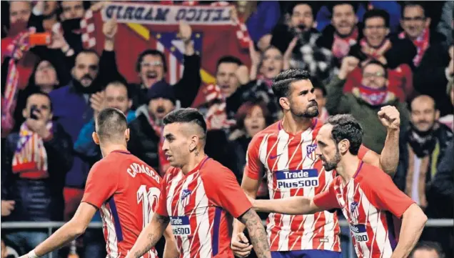  ??  ?? CONFIANZA. Diego Costa celebra con rabia su gol al Sevilla. La afición se encomienda a su racha y al trabajo en defensa para creer en la remontada en Sevilla.