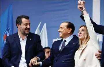  ?? ?? Det kan blive vanskeligt for partileder Giorgia Meloni (t.h.) at navigere i en mulig regeringsk­onstellati­on med Matteo Salvini (t.v.) fra partiet Lega og Silvio Berlusconi fra Forza Italia. Foto: Yara Nardi/Reuters