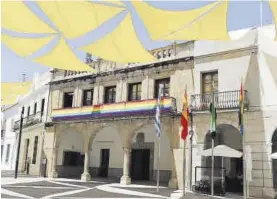  ?? ?? Villanueva El balcón del consistori­o, engalanado con una bandera LGTBI. ▷