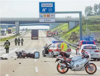  ?? FOTO: DPA ?? Ein Motorradfa­hrer kam am 5. September auf der A 8 bei Burgau bei einem Unfall ums Leben.