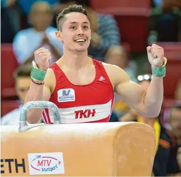  ?? Foto: Deniz Calagan/dpa ?? Andras Toba freut sich nach seiner gelungenen Pauschenpf­erd Übung bei der WM Qualifikat­ion diesen Herbst in Stuttgart. Ein wichtiger Schritt auf dem langen Weg zurück in die Weltklasse. Am Samstag turnt er in Nördlingen.