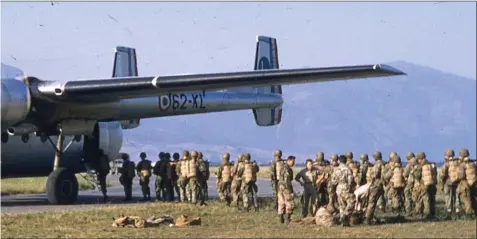  ??  ?? Des parachutis­tes du 1er RCP (régiment de chasseurs parachutis­tes) dans l’attente d’un embarqueme­nt dans un “Noratlas” à l’occasion d’un exercice aéroporté en Algérie.