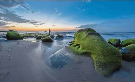  ??  ?? Idyllic destinatio­n: The ever-changing seascape as the sandy beaches shift between the wind and tide to unveil hidden rock formations. This is the highlight of Kudat’s beautiful countrysid­e.