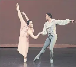  ?? CARLOS VILLAMAYOR ?? Izquierda: Sinfonía de un nuevo mundo, por Ayelén Sánchez y Federico Fernández, integrante­s del Buenos Aires Ballet.