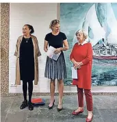  ?? FOTO: ANDREAS LEMKE ?? Linda Nadji (l.) mit Isabelle von Rundstedt (M.) und Ute Canaris (r.) vor einem Bild der Ausstellun­g.